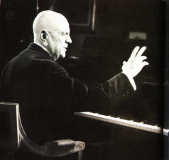 Ян  Сибелиус  за роялем в гостиной "Айнолы" 1927  год